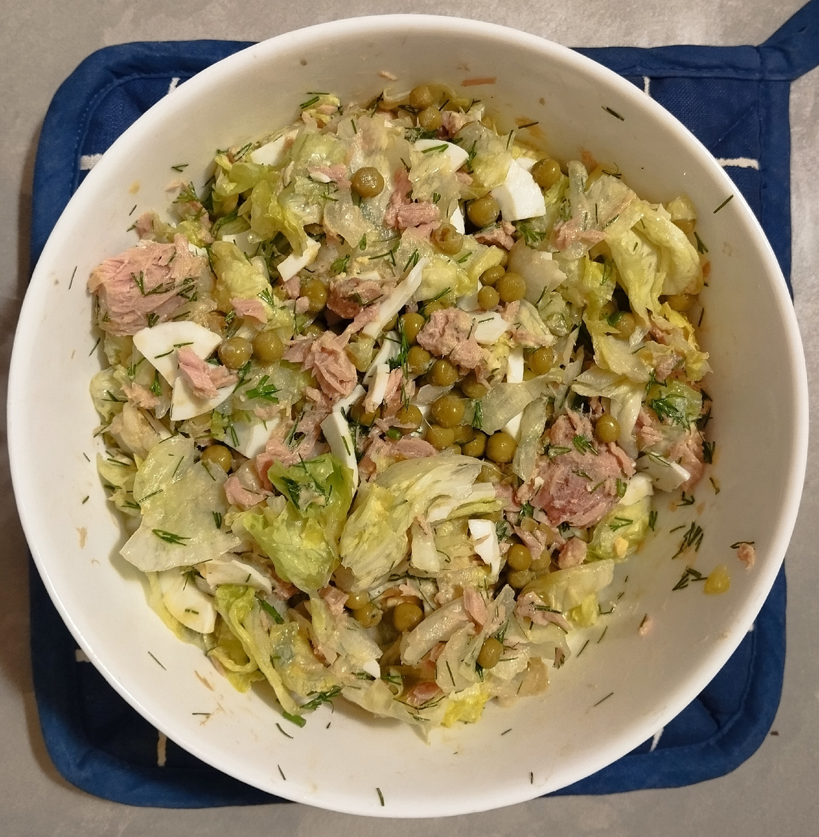 Салат с тунцом.