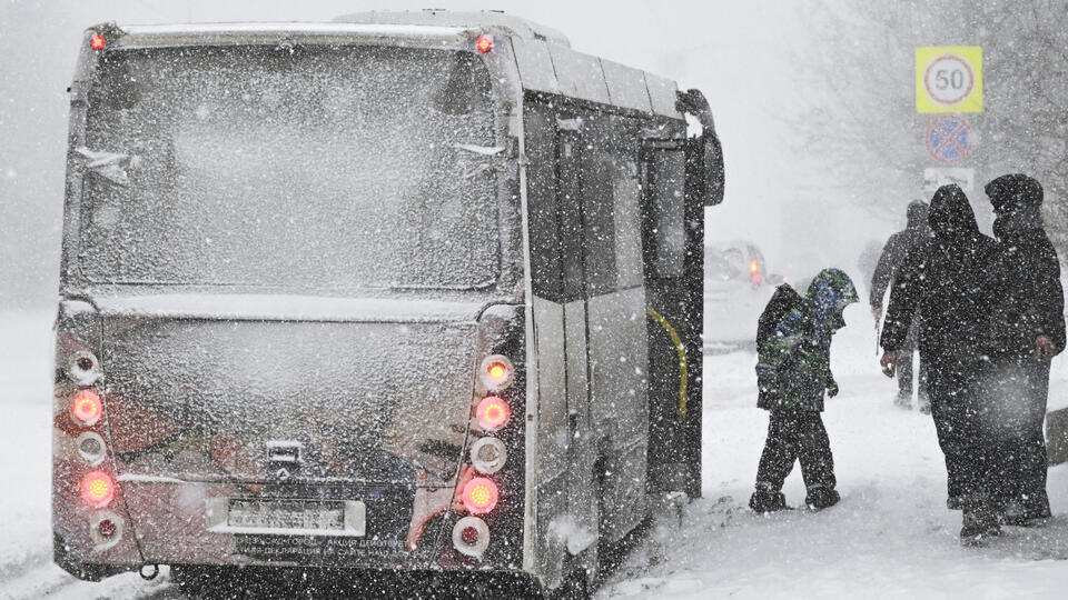     Улицы Петербурга и аэропорт Пулково завалило снегом из-за циклона "Фрэнсис" РИА Новости/Виталий Аньков