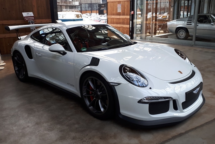 Porsche 911 GT3 RS поколения 991.1 в Музее классических автомобилей Classic Remise Düsseldorf. Источник фото: drive2.ru.