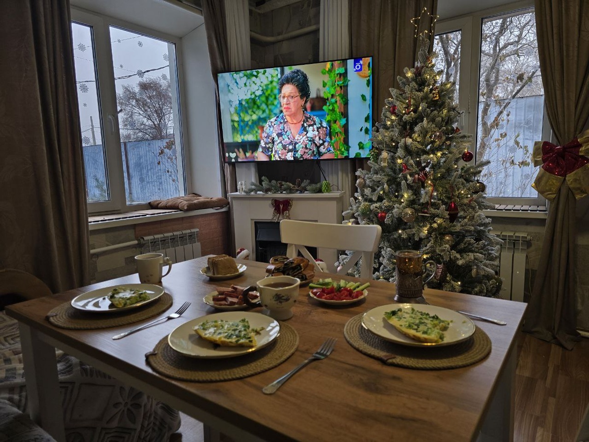 Муж пьет чай из стакана с подстаканником, хорошо, что не просит мерно пошатывать его стул)