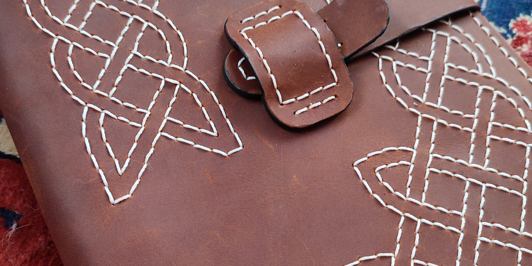 Вышивальный блокнот своими руками. Обложка из натуральной кожи. Не ищем лёгких путей!