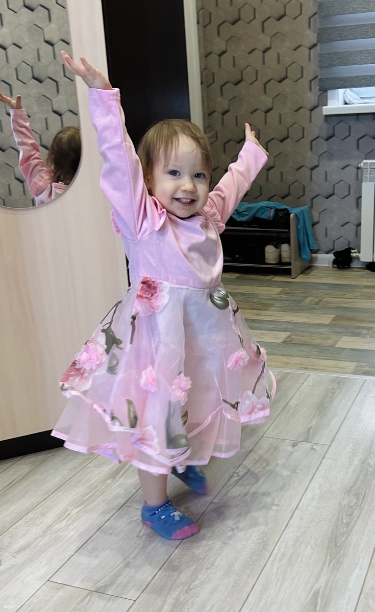 Примерка бабушкиного подарка)