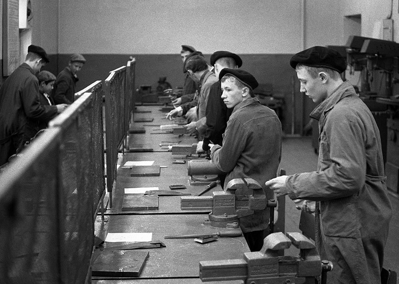 Работа редко выбиралась по призванию, но давала ощущение устойчивости