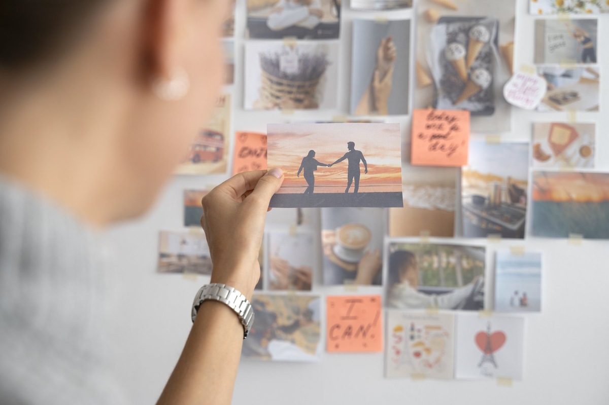    Когда мы что-то вспоминаем, мозг словно заново восстанавливате событие, заполняя появившиеся пробелы в воспоминаниях самостоятельно.