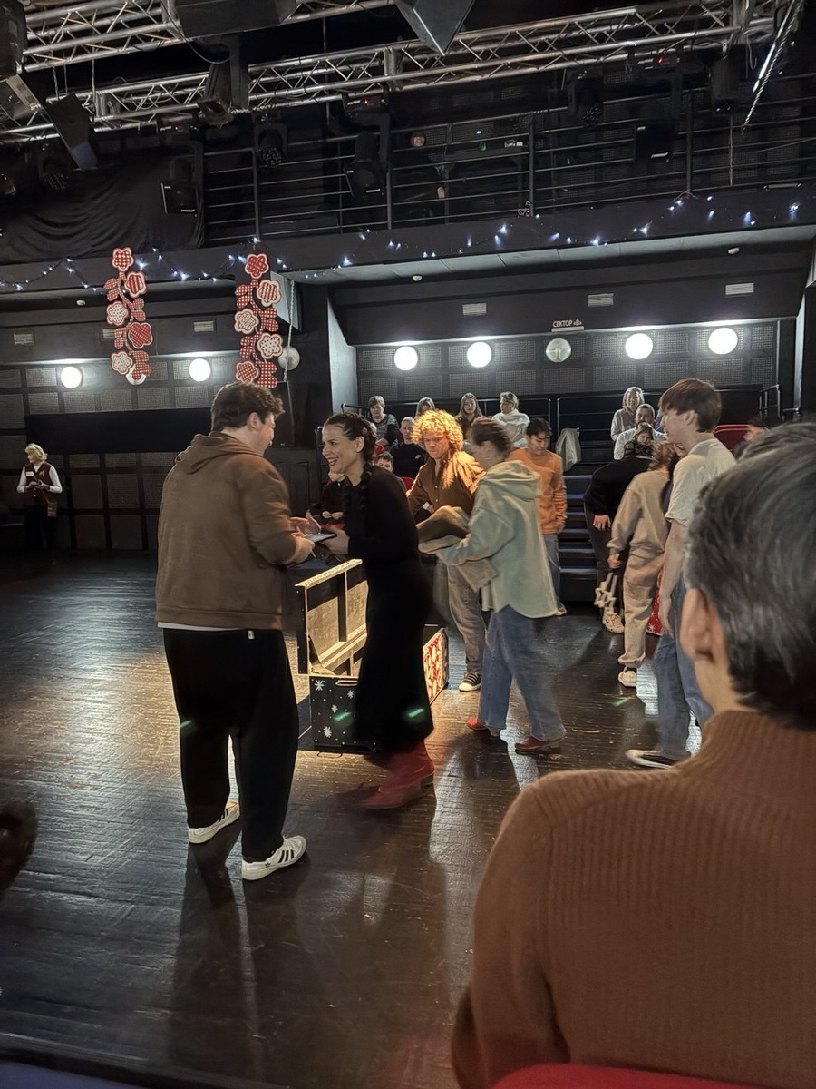 Перед спектаклем артисты выходят в обычной одежде