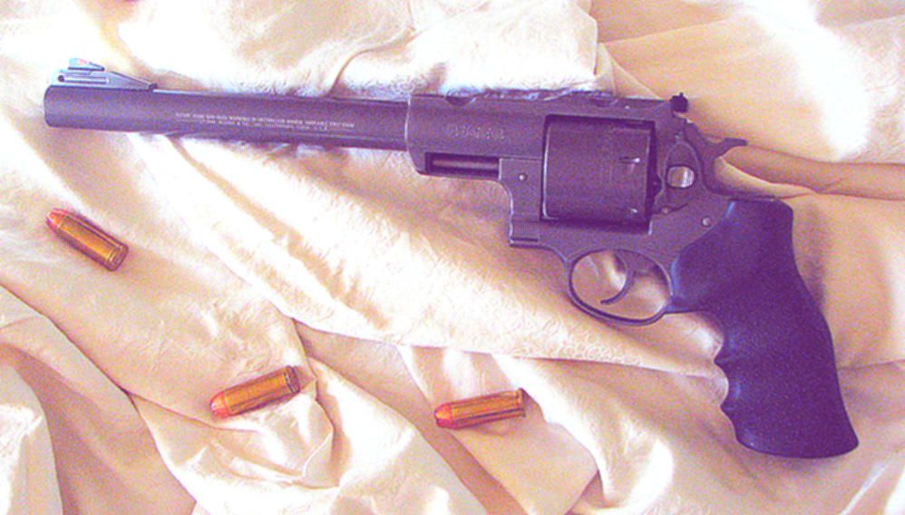 Револьвер "Ругер Super Redhawk" вместе с патронами .480 Ruger. (Автор фото TDC, CC BY-SA 3.0)