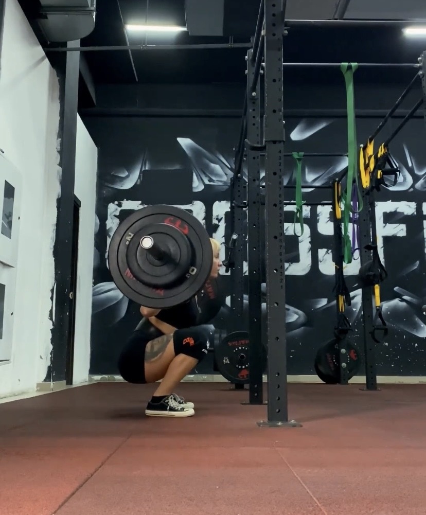 Приседания со штангой. Во время глубокого приседа, ягодицы больше работают. 