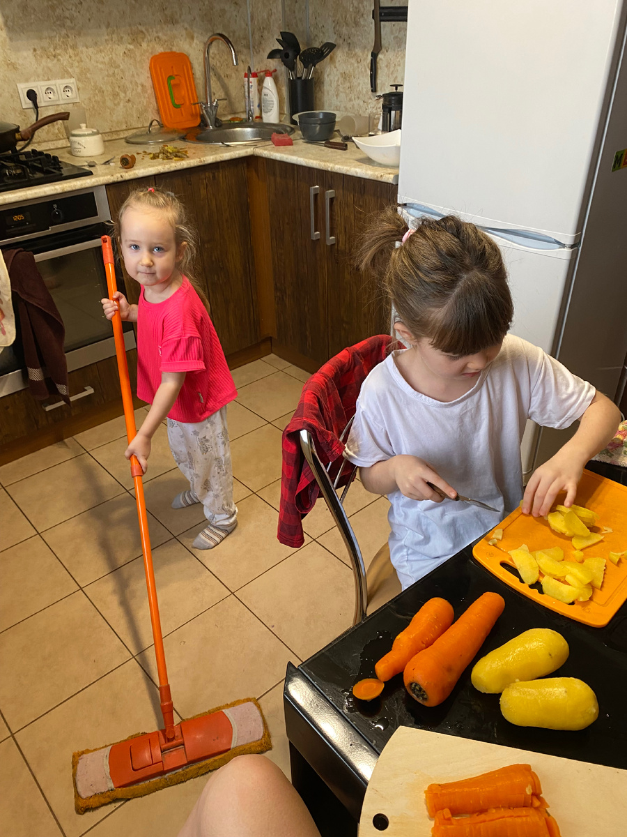 31 число. Оливье нарезается. Полы моются. Мать руководит 😃