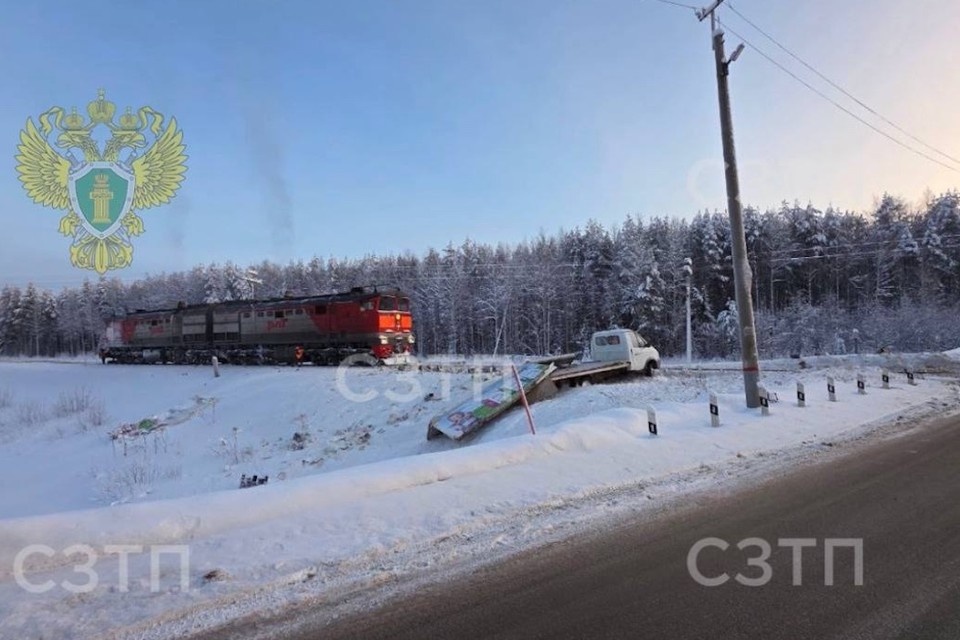    "Газель" попала под грузовой поезд на переезде в Коми.