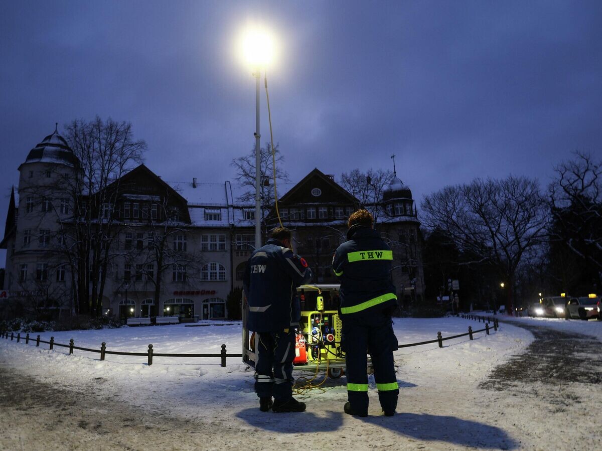    Сотрудники THW устанавливают освещение с помощью генератора во время отключения электроэнергии на юге Берлина, Германия. 4 января 2026 | © REUTERS / Lisi Niesner