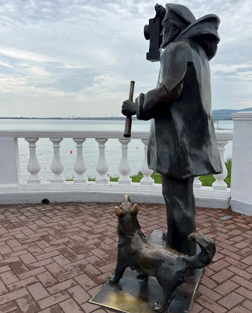 Трогательная скульптура Старого маячника со своим верным другом