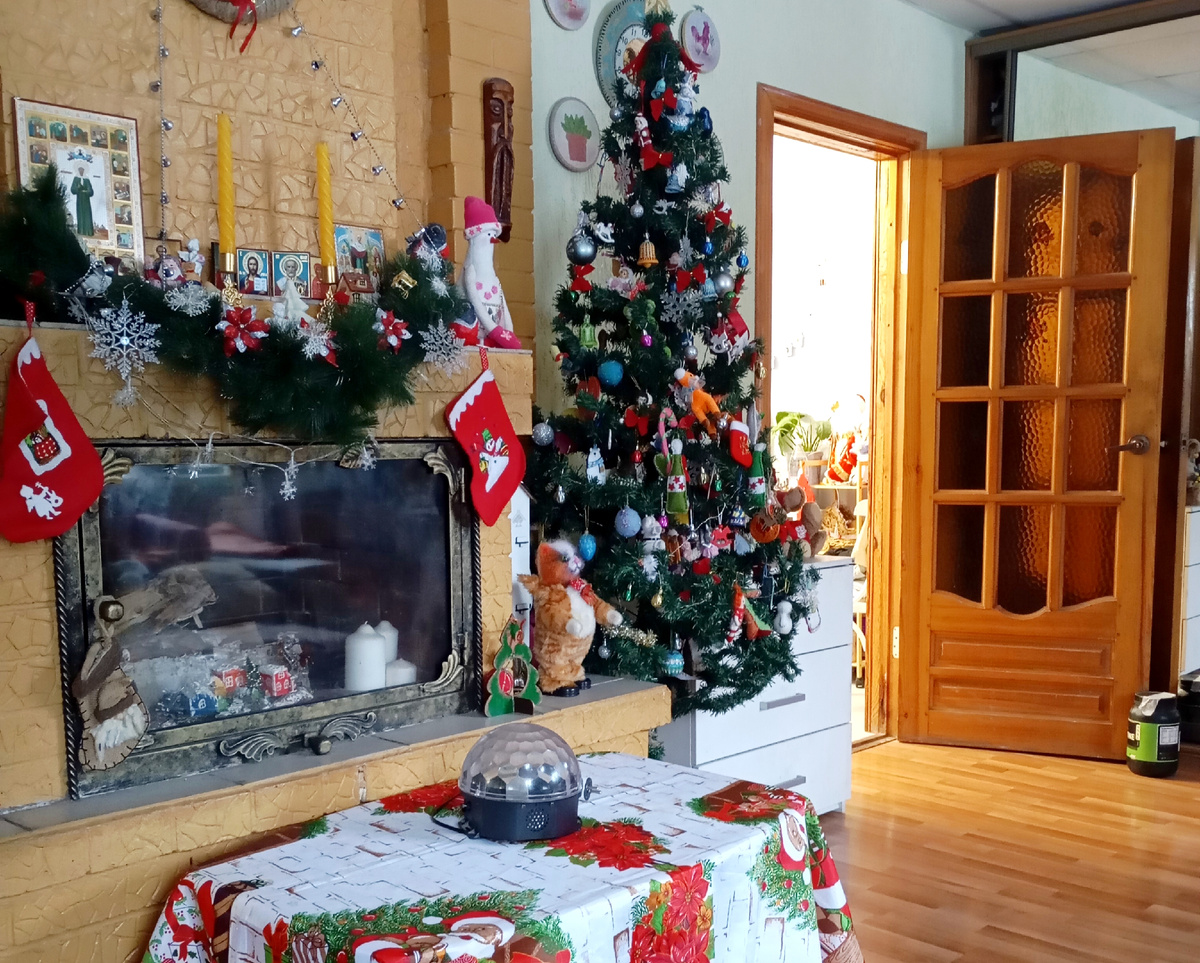 Я,проснулась У меня всё ещё новогоднее убранство,которое буду убирать 20 января после Крещения.