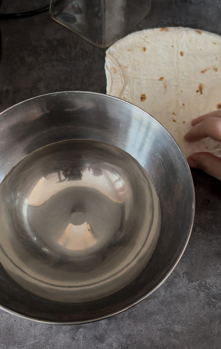 Смачиваем лаваш в воде