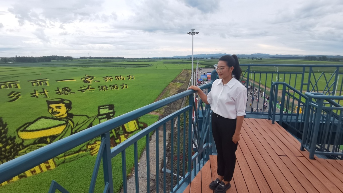  📷    «Моя «Пятилетка 14». Чэнь Лили: «Я хочу поместить земляков в «семейное фото благополучия»Павел Лопатко