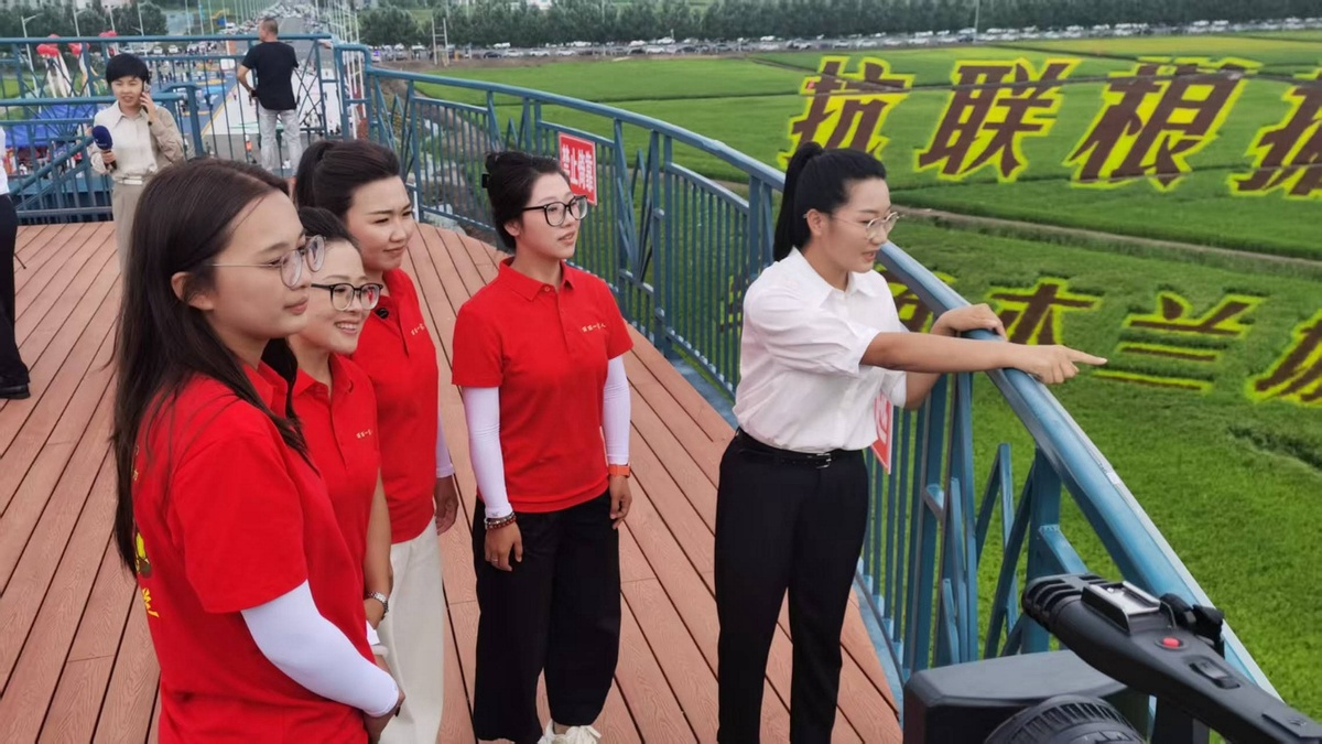  📷    «Моя «Пятилетка 14». Чэнь Лили: «Я хочу поместить земляков в «семейное фото благополучия»Павел Лопатко