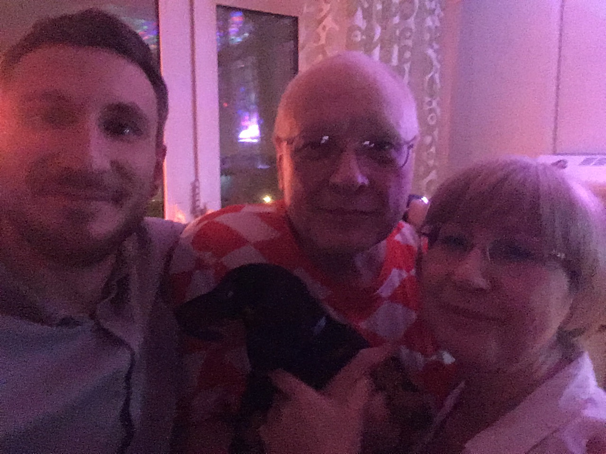 С родителями и псом Арчи дома на кухне в канун нового 2019 года