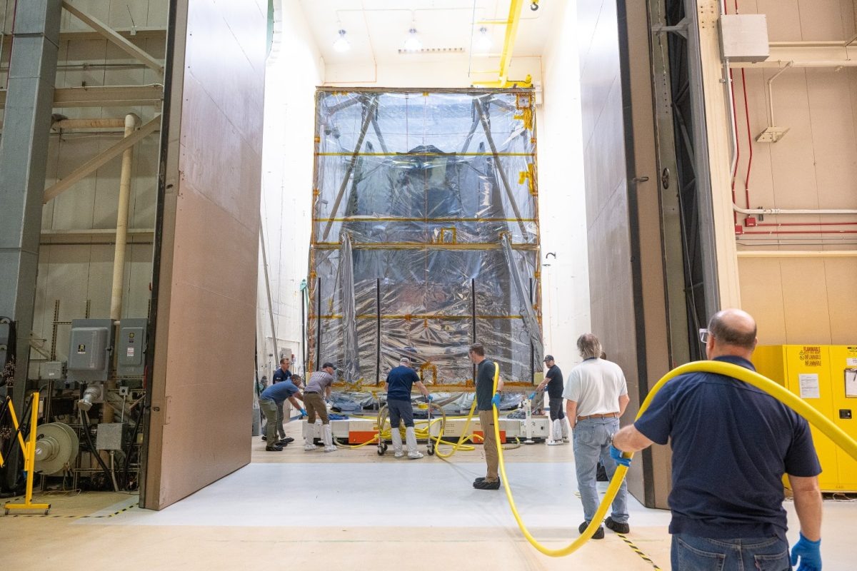    Внешняя часть космического телескопа в акустической камере / © NASA / Jolearra Tshiteya