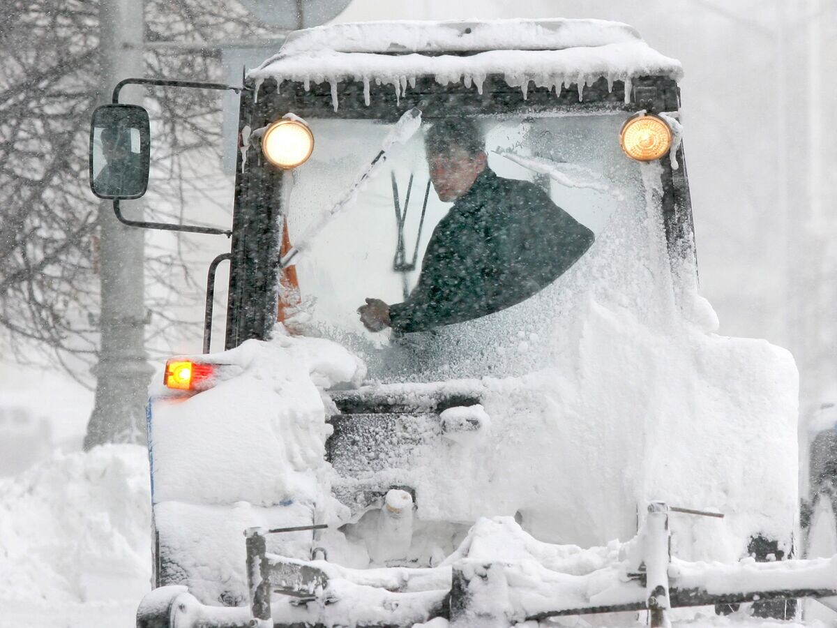    Снегоуборочная техника в день сильного снегопада. | © РИА Новости / Александр Алпаткин