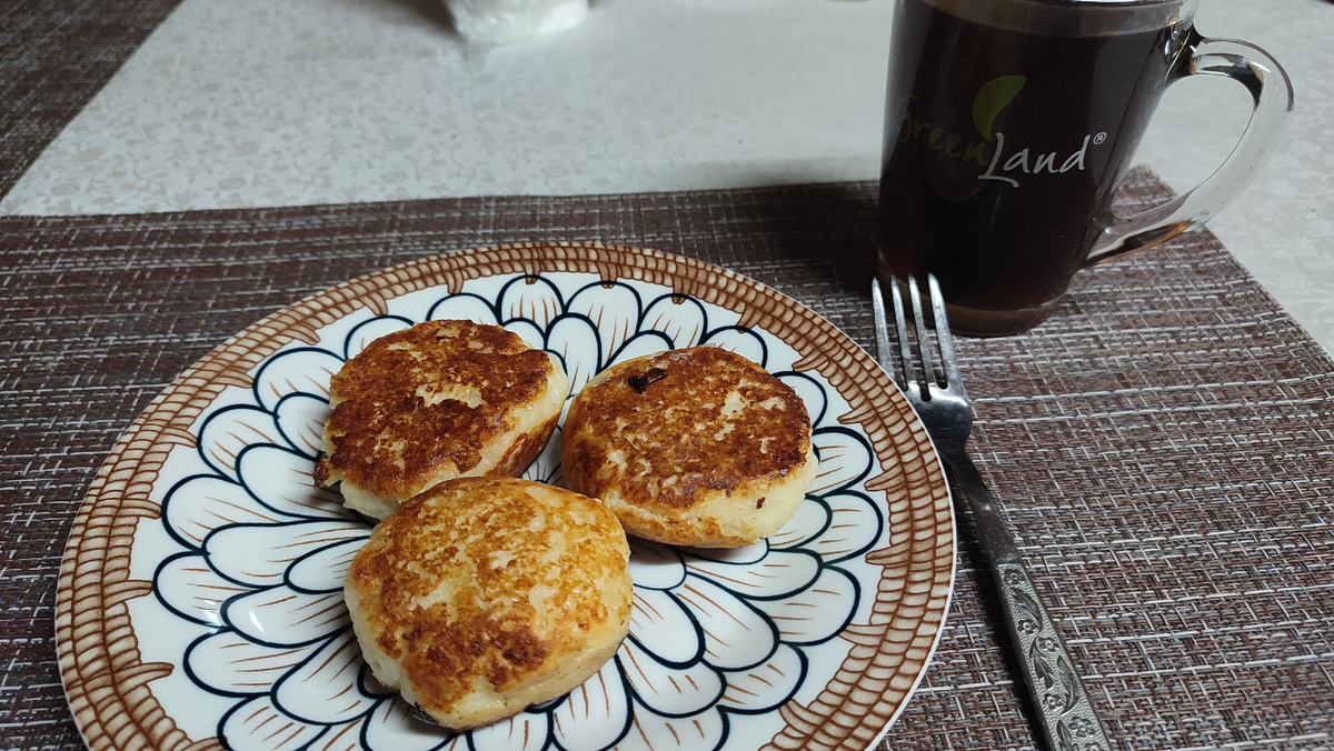 Завтрак: сырники  с жаренным луком