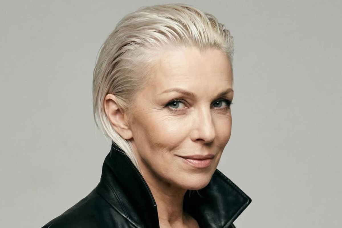     «Обязательно грудь оголять?»: Наталья Ветлицкая на новых откровенных фото вызвала бурные эмоции блогеров