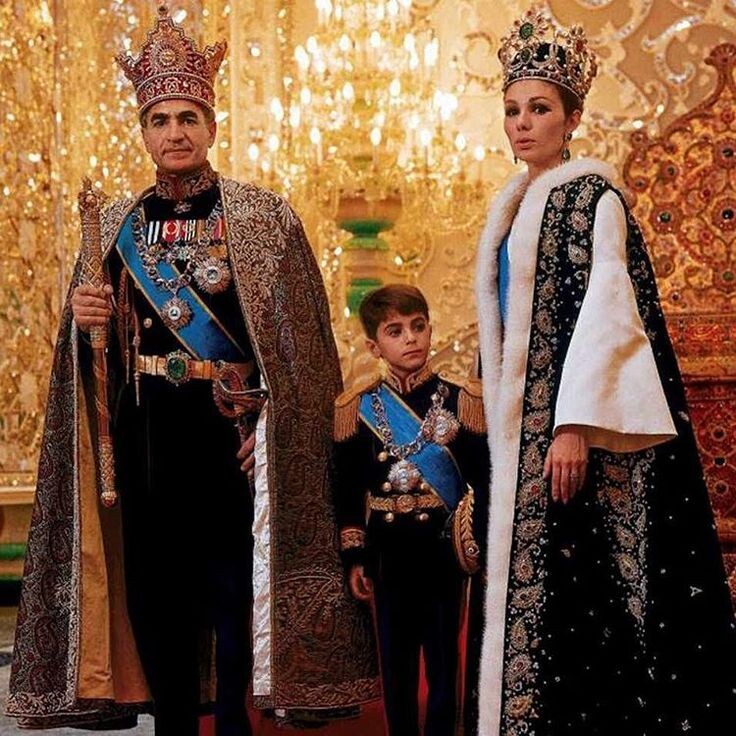 Это, собственно, шах с супругой и наследником. Ух, блестят!