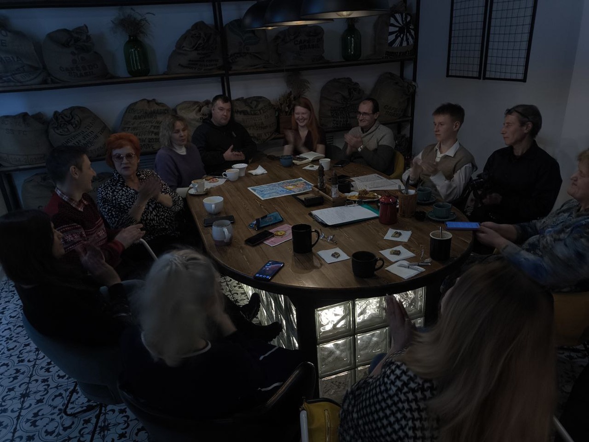 Фото автора канала. Приношу свои извинения за темноватый фон. Фотографировал сын. Я его взяла с собой в качестве моральной поддержки.