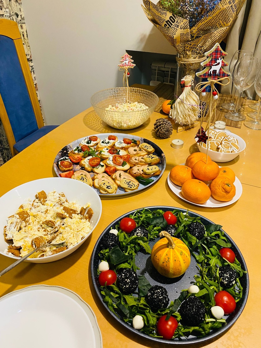 Маленькая деревянная "метелочка" - это традиционная грузинская елка чичилаки. А тыква осталась с предыдущего праздника