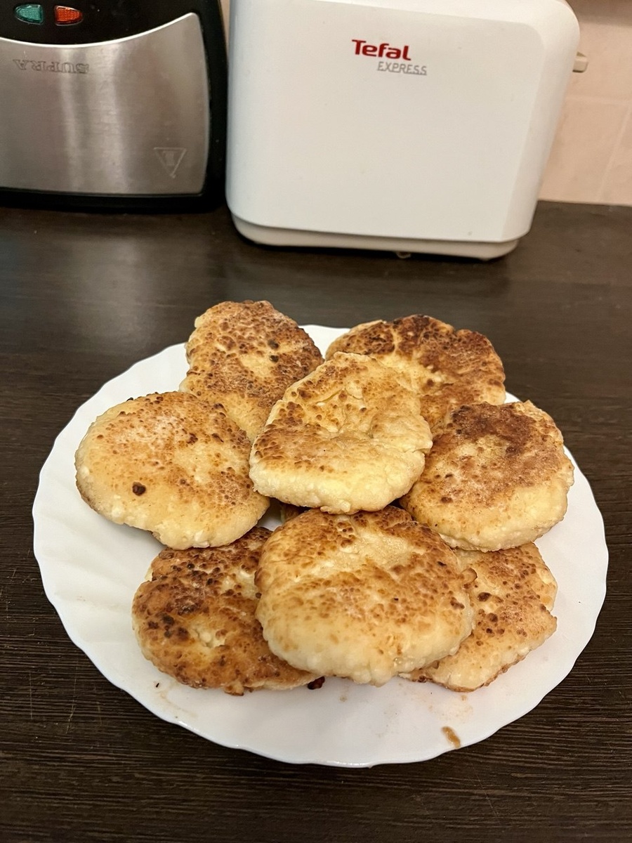 Эти сырники готовили вместе. Пусть они не идеальные, но очень вкусные получились. Для первого раза вообще отличные, на мой взгляд. 