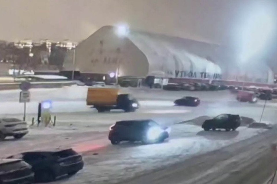    Два грузовика и легковушка устроили дрифт на парковке у ТЦ. Фото: скриншот видео Госавтоинспекции