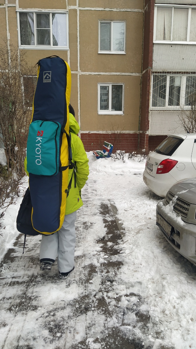 Вот шёл Саша с большим чехлом на спине, в нутри чехла его крутой сноуборд :)