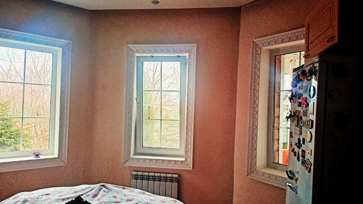 Пришлось повозиться, вырезая углы и подгоняя рисунок.Подоконники и откосы выкрашены эмалью, сам подоконник сделан как и откосы гипсовой штукатуркой. Фото автора.