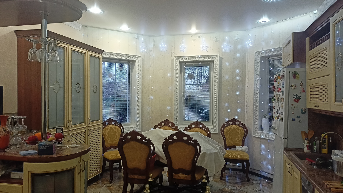 Смотрится дорого-богато! Если бы я делала у себя подобное, то искала бы молдинги такие широкие. Хозяйке об этом говорила, но молдингов мы таких не нашли в продаже, а заказывать и ждать заказчица не хотела. Фото автора.