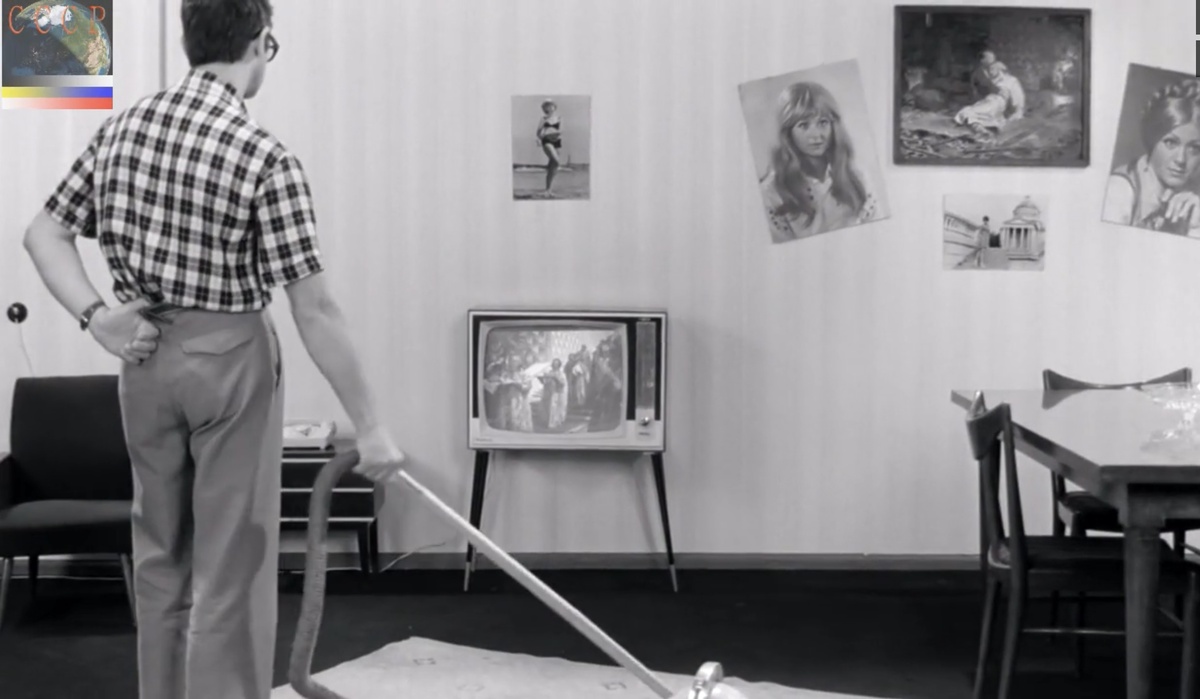 В остальном - типовая советская квартира, с машиной времени посередине. Кстати, все знают, что эту самую «машину времени» специально для фильма создал художник и резчик по дереву Вячеслав Почечуев? За эту работу (сложную, на самом деле) Почечуеву выдали премию в 40 тогдашних рублей, а в справке от бухгалтерии было указано «Деньги выданы за изобретение машины времени». 