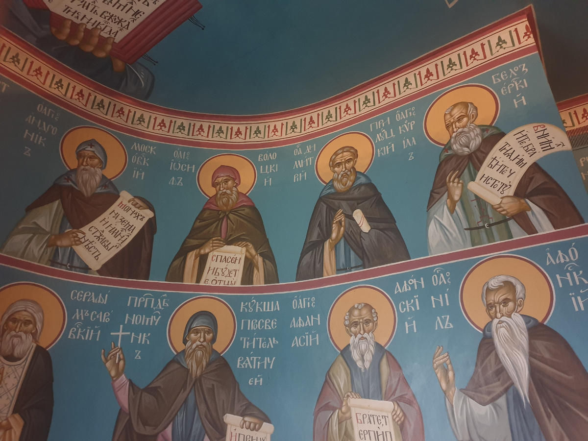 Храм Успения Пресвятой Богородицы "за верхом" г. Калуга. Фрагмент росписи алтаря придела преподобного Серафима Саровского. Преподобный Иосиф Волоцкий изображен в верхнем ряду второй слева. Одет в монашеское облачение, в руках держит раскрытый свиток.