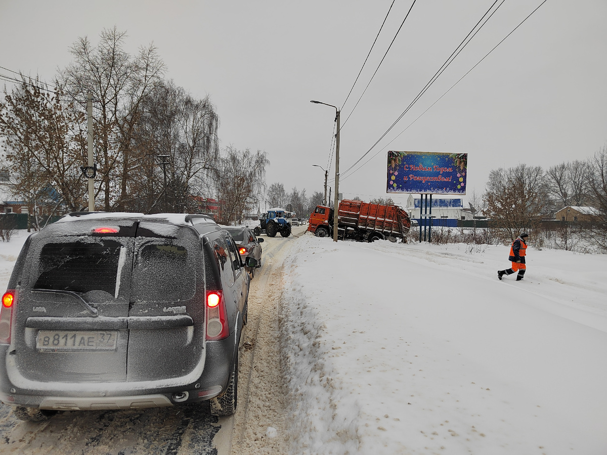 Трактору не по силам вытащить бегемота из болота