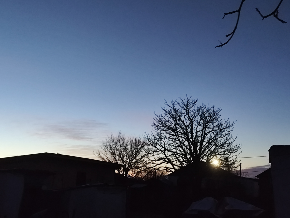 Небо только начинает светлеть. А яркое пятно - это фонарь на соседней улице