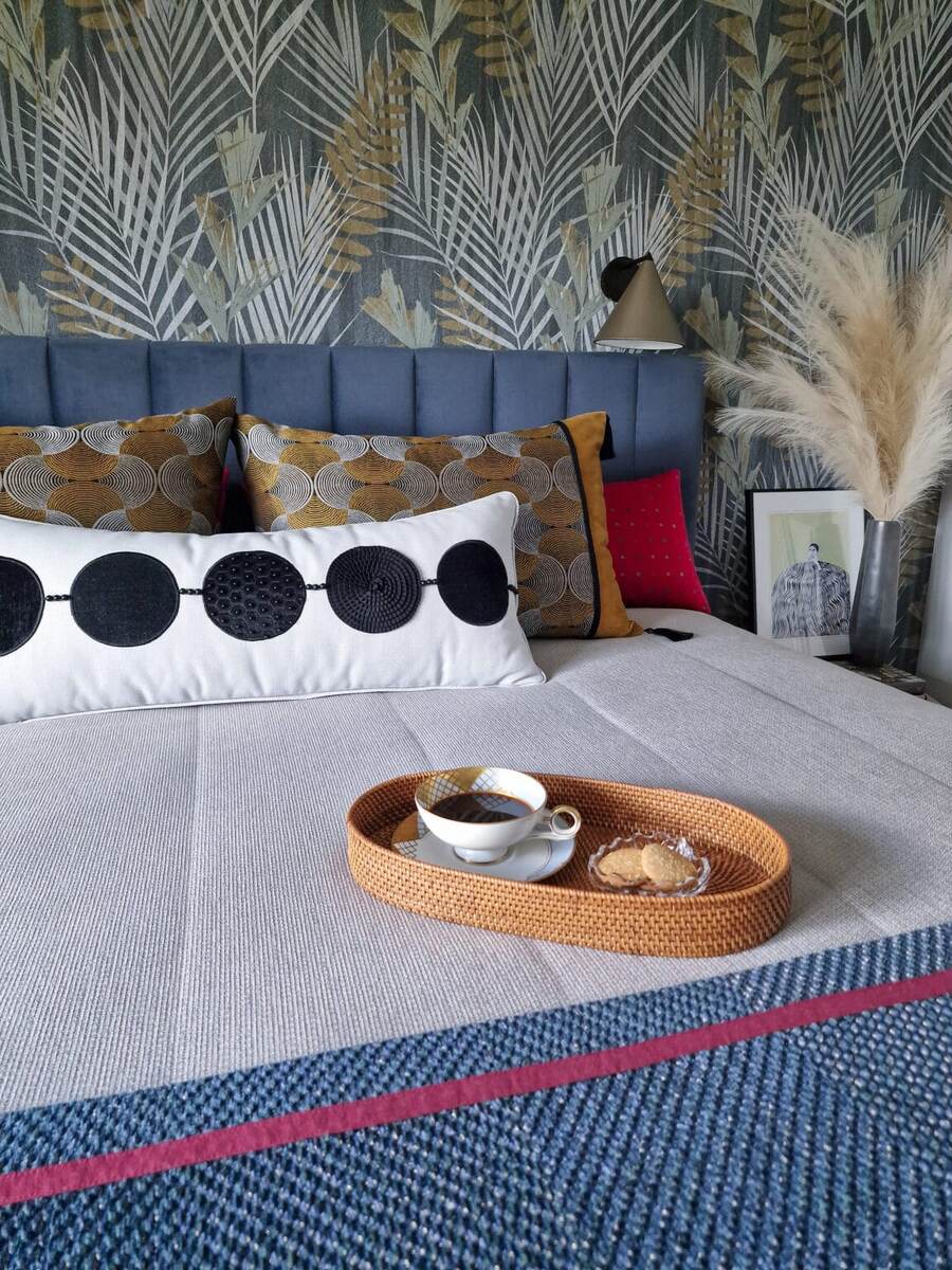 Некоторые элементы подушки вручную расшиты натуральными агатами. Проект «Зебровое манто», ЖК «Петр Великий», СПб