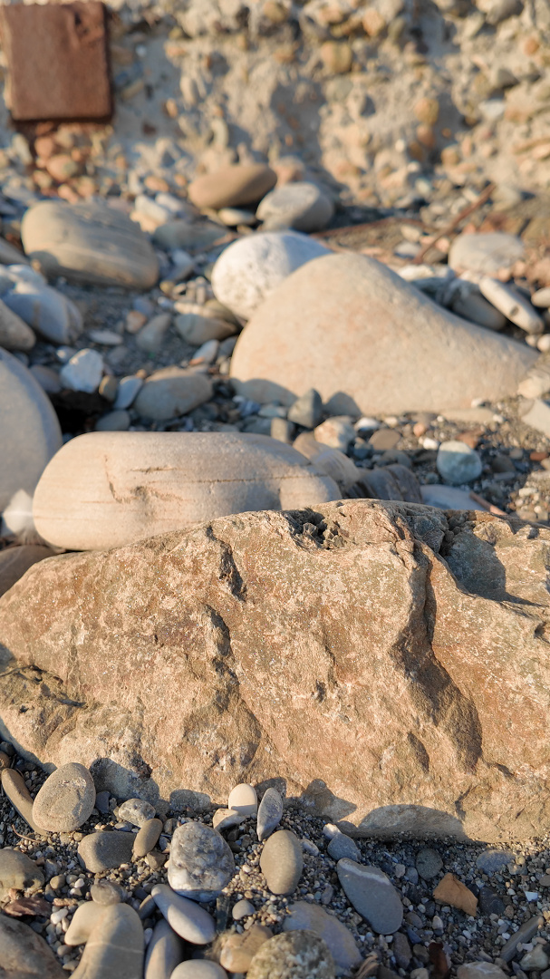 Сочинский блестун. Порода с ярким блеском слюдяных либо пиритовых частичек
