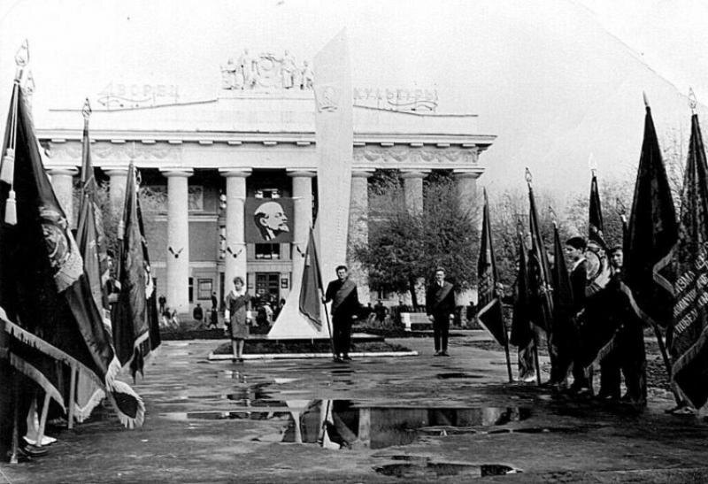 Фото: архив центр культуры ВолжскогоПо праву считать символической датой рождения Волжского можно 9 января: именно в этот день в 1951 году началось строительство первого каменного дома, положившее начало современному городу.📷
