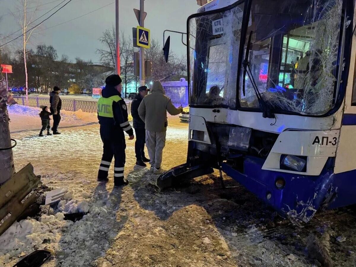    Последствия ДТП с участием автобуса в Екатеринбурге | © Фото : Госавтоинспекция Свердловской области/Max