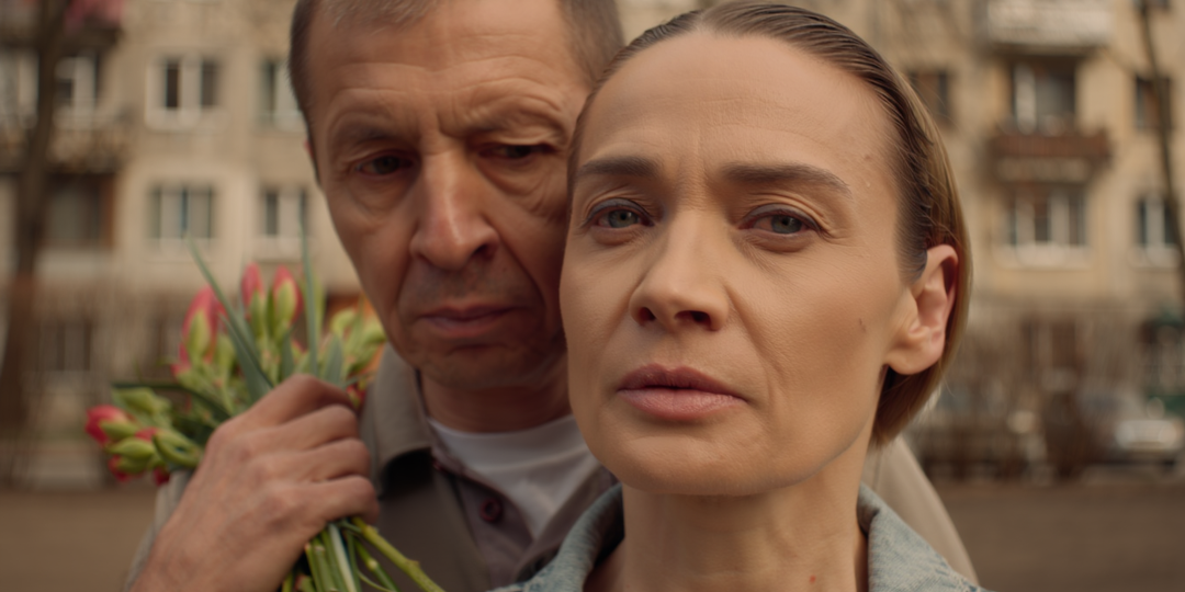 – Ты старая и больная, кому ты нужна кроме нас? – бросил муж, а через год стоял у моих дверей с цветами