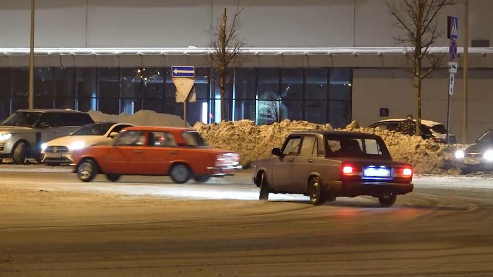     Стритрейсеры превратили парковку "Крокус Сити" в персональный автодром "112"