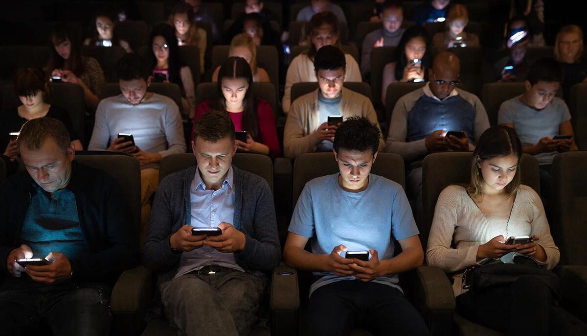 Знакомая картина? Сидят люди в зрительном зале, а смотрят не на экран. Грустно? Страшно? Смешно?