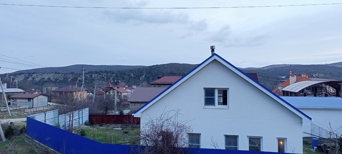 Мой дом. Вид с дороги