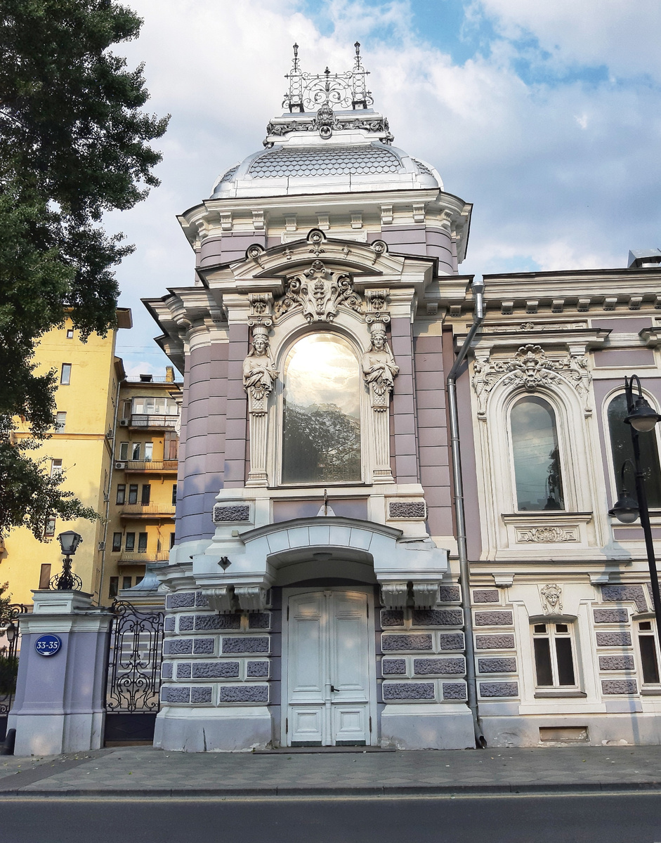 Сиреневое чудо на Пятницкой — особняк Т.И. Коробкова.