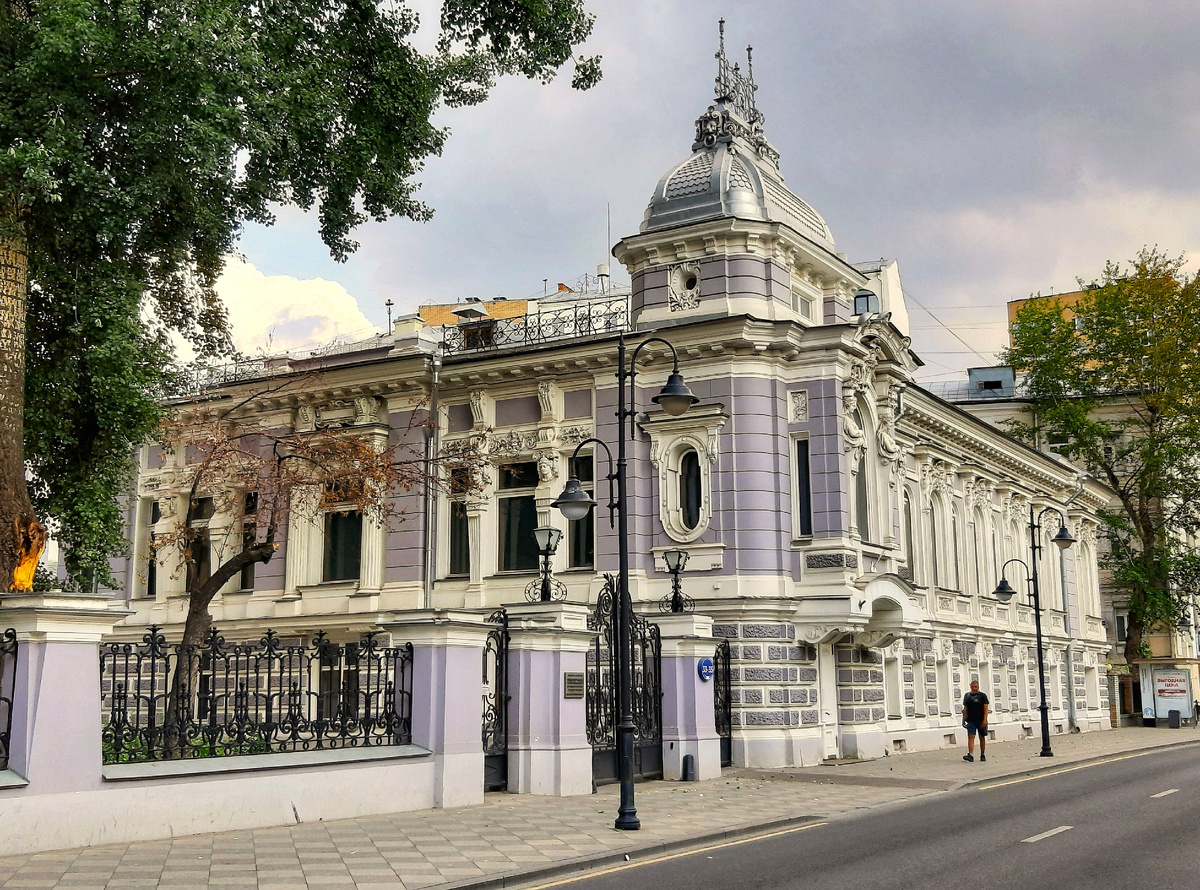 Сиреневое чудо на Пятницкой — особняк Т.И. Коробкова.