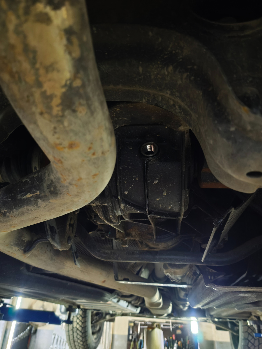 Задний мост слилось грамм 450, заливается столько же, как начнут стекать капли, значит все по уровню, закрываем пробку.