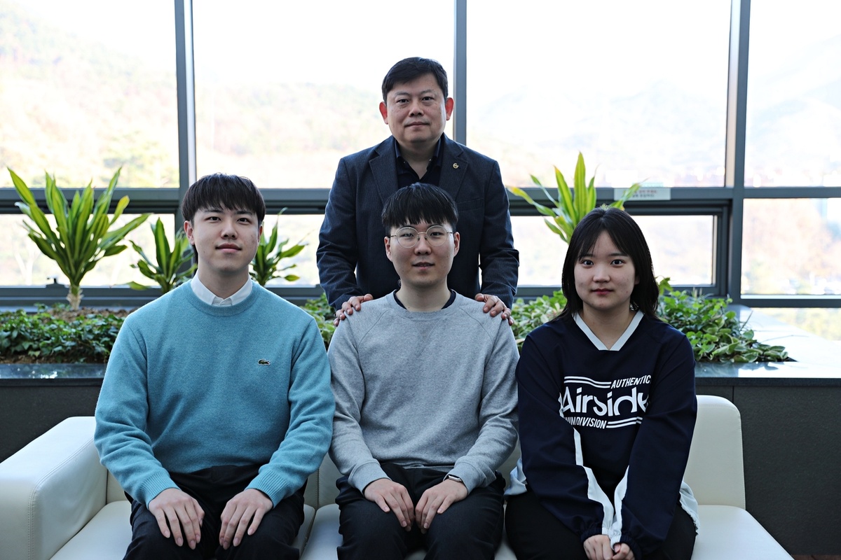 Профессор DGIST Ин Су Иль (в центре вверху) и его исследовательская группа [Предоставлено DGIST]