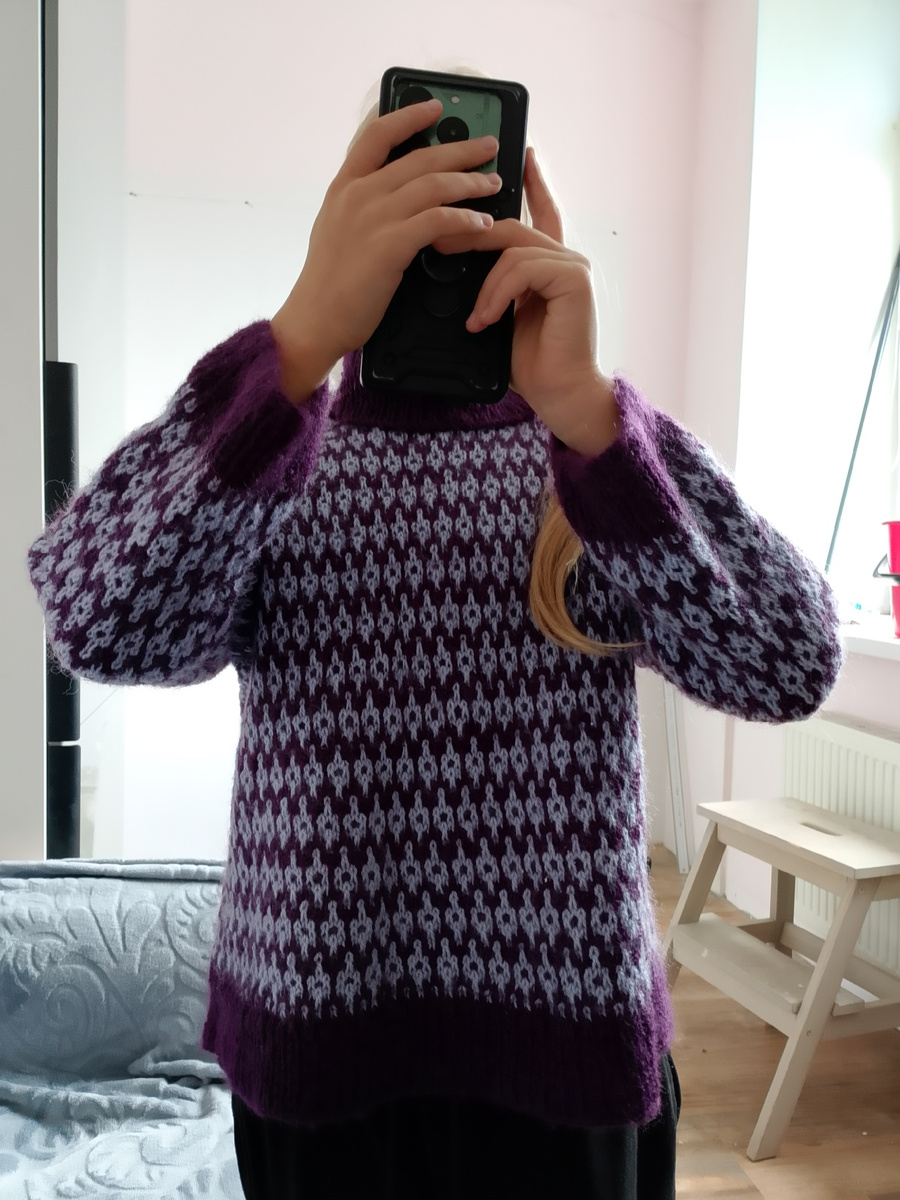 Свитер связан из турецкой пряжи 