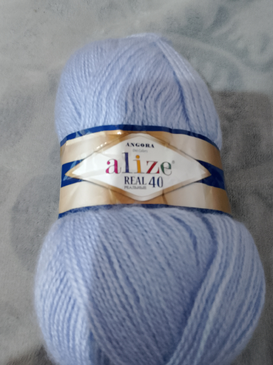 цвета могут быть разные, Вязала в одну нить. В составе 40%шерсти, свитер  тёплый за счёт жаккардового узора он получается двойной. Как всегда делаю расчёт петель. Свитер связан сверху  вниз . Набирала 80 петель. Как расчитывать я уже писала, вычитаем 4 петли это будут регланные линии. Остальные петли делим на 3 это будут рукава, перед, и спинка. Распределяет петли так 1 регланная линия, 13 рукав, 1 регланная линия, 24 спинка, 1регланная линия, 13 рукав, 1регланная линия, 26 перед. Перед всегда делаем больше. Вяжем жаккард.Одна клетка равна лицевому и изнаночному ряду. Первый  ряд зелёный 1вяжем, 1 снимаем, нить за работой. Второй ряд одну вяжем вторую снимаем нить перед работой. 3ряд голубой3 лицевые, 1 зелёную снимаем. 4 ряд 3вяжем 1 зелёную снимаем. 